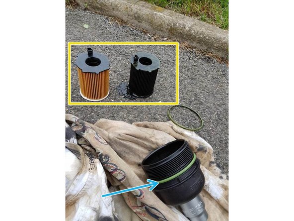 Mettre en place le nouveau joint (fourni avec le filtre à huile) sur la cloche, enduire celui-ci avec un peu d'huile neuve.