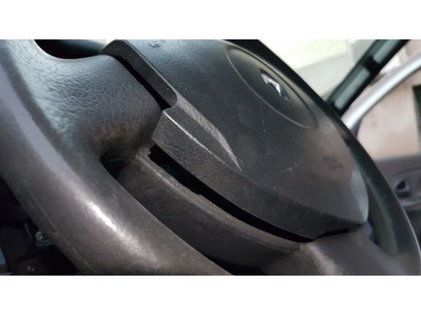 Une fois déclipser, on peut enlever l'airbag.