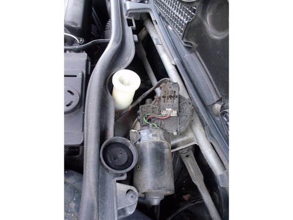 On dévisse le bouchon du réservoir et on repère le niveau du liquide de frein. Ne pas hésiter à le remplir jusqu'au repère max avec du liquide de frein neuf. Pas d'inquiétude, le liquide neuf ne se mélangera pas avec l'ancien.