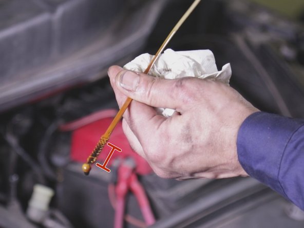 Le bon niveau d'huile doit se trouver juste en dessous du maximum, si cela n'est pas le cas rajouter de l'huile afin d'atteindre le bon niveau