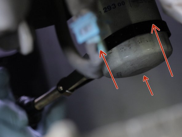 Placer la clé à filtre autour du filtre, resserrer la clé et tourner la jusqu'à ce que le filtre tourne facilement