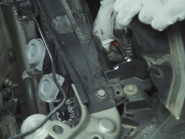 Revisser les deux vis à l'aide d'une douille de 10