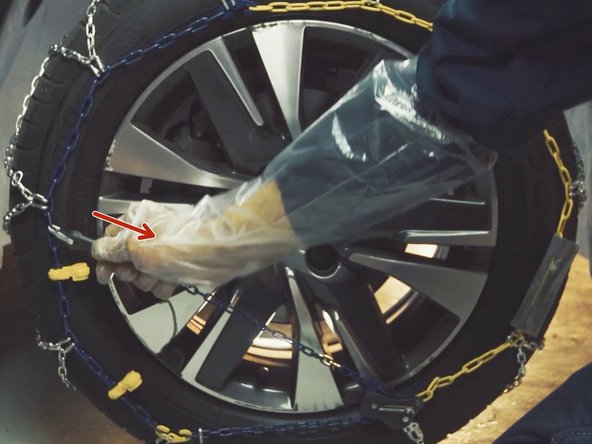 Pour désinstaller les chaînes neige, commencer par retirer la chaîne tendeuse