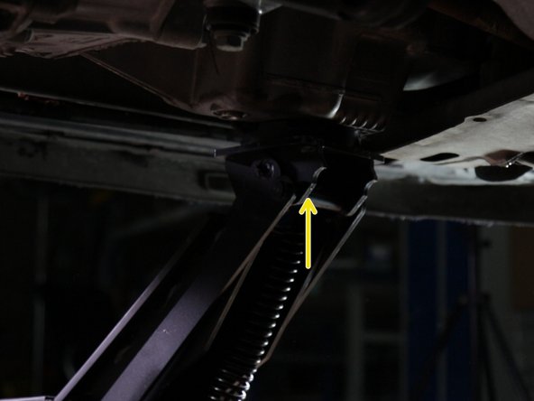 Placer le cric sous le moteur et lever légèrement