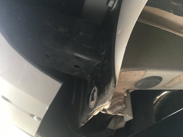 Retirer la vis de la traverse