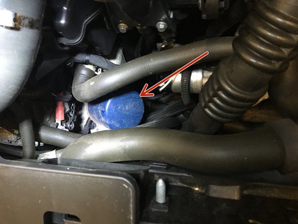 Placer le bac de vidange sous le véhicule et retirer l'ancien filtre à huile