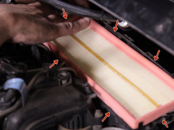 Replacer le nouveau filtre à air dans la boite à air , bien vérifier que ce dernier soit bien insérer