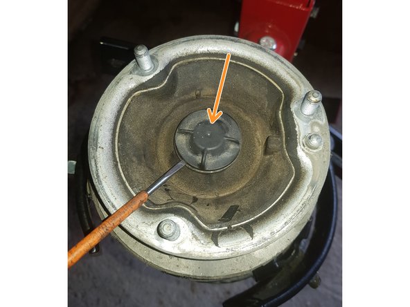 Avec un petit tournevis plat retirez le capuchon.