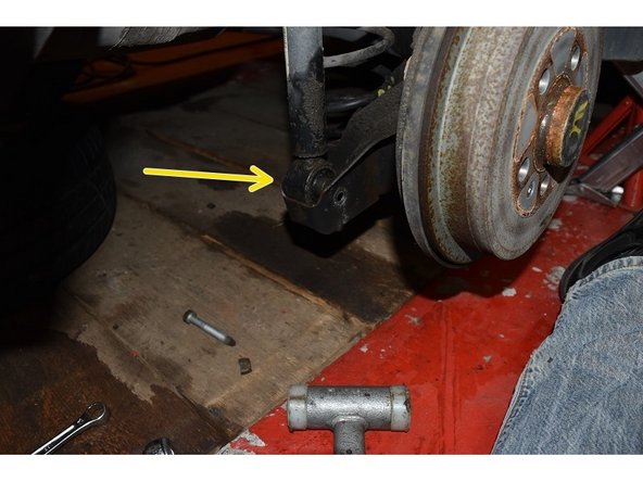 Enlever la vis et détacher l'amortisseur de son logement