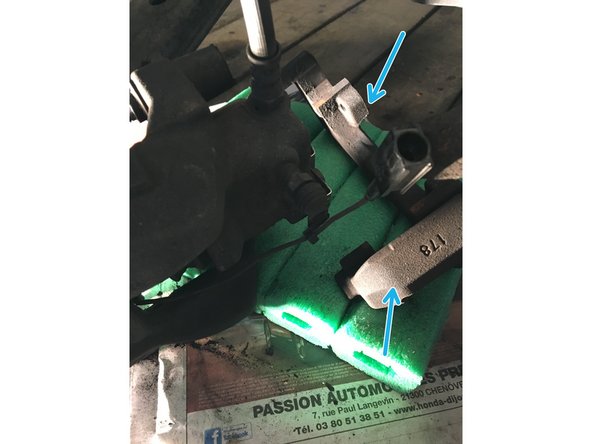 Attention de ne pas le laisser pendre par son flexible de frein (prévoyez une cale pour le laisser reposer dessus)