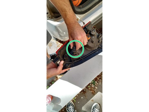 vous pouvez désormais accéder à l'ampoule défecteuse en devissant de 45° le support de l'ampoule concerné.