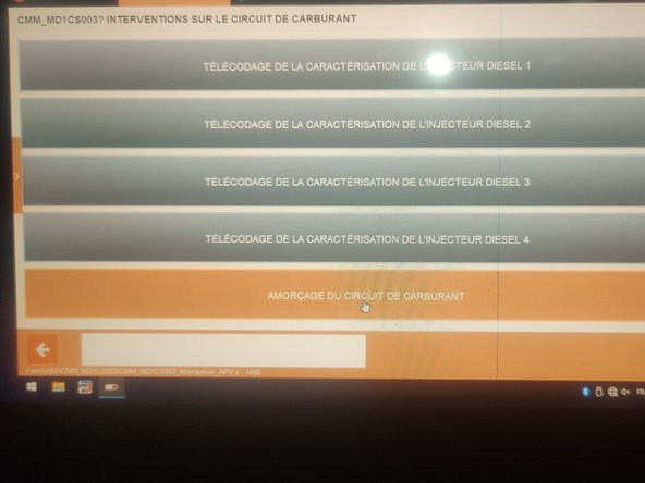 Connectez la VCI au port OBD du véhicule situé derrière le cache en dessous du volant. Pour connectez le port usb de la VCI sur la valise.