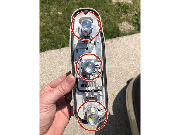 remplacer les 3 ampoules dont les emplacements sont balisés en Rouge