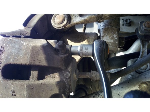 Retirer les vis d'étrier à l'aide d'une clé Allen de 7 ou un cliquet à douille H7