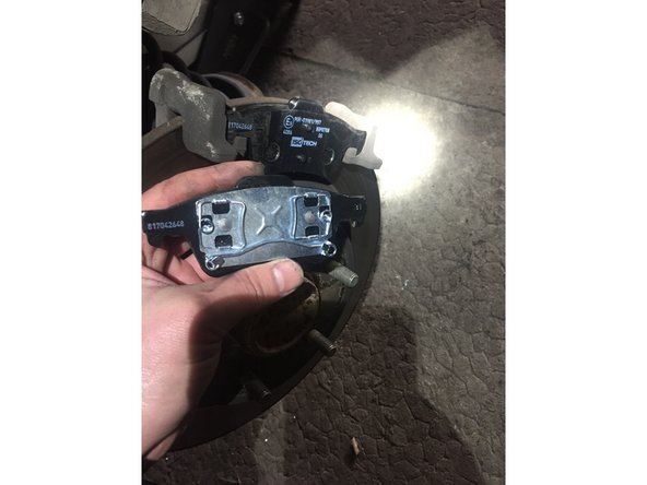 remettre en place les plaquettes (ressort ou plaquette métallique coté amortisseur