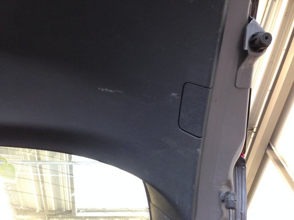 Clipser le cache de la vis sur le coffre