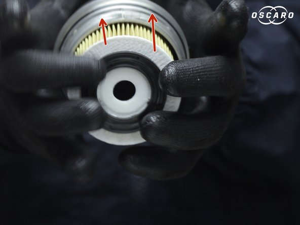 Replacer le nouveau filtre à huile dans la cloche puis clipser le