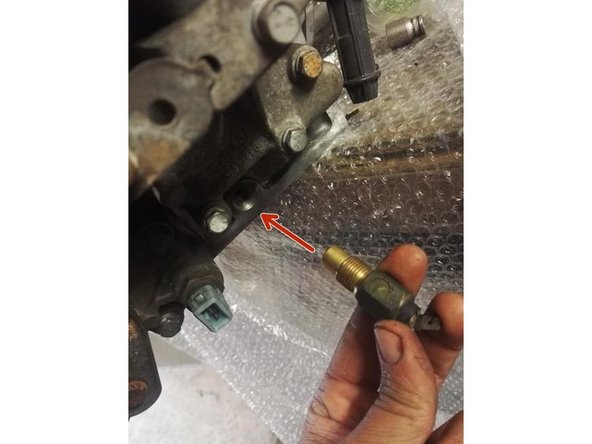 Resserez également la sonde de température de culasse