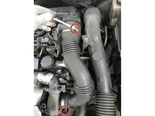 dévisser les 2 colliers de serrage de la conduite, clé de 7mm (ou tournevis )