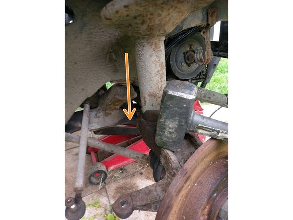 A l'aide d'une masse taper fermement sur la fusée pour l'extraire de l'amortisseur