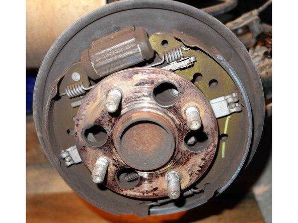 Insérer 2 vis M8 à têtes hexagonales (longueur environ 6cm), dans le 2 trous prévus sur le tambour.