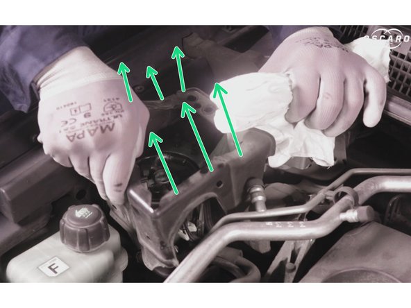 Retirer le cadre du filtre à carburant.