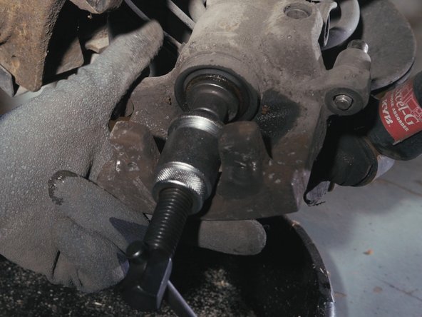 Retirer le support, le corps du repousse piston puis l'embout