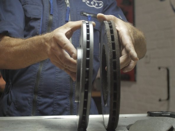 Notre nouveau disque est percé pour un meilleur refroidissement mais reste un disque d'origine