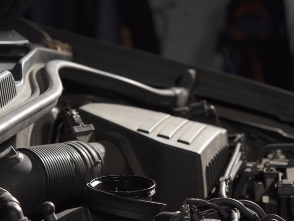 Retirer le bouchon de remplissage sur le dessus du moteur pour évacuer l'huile plus facilement