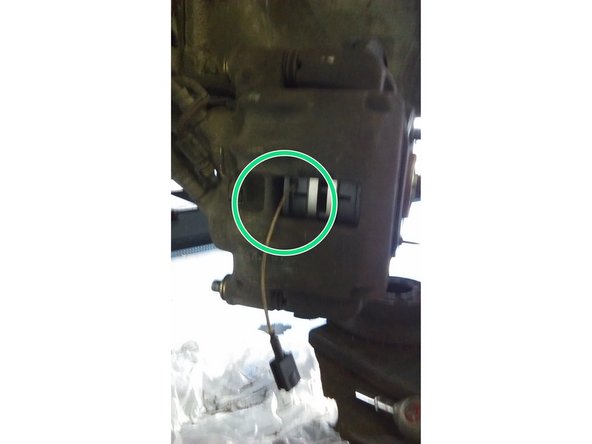 lors du remontage de l'étrier ne pas oublier de passer le câble du témoin d'usure dans la partie centrale de l'étrier puis revisser les vis de l'étrier