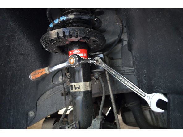 Bloquez la tête de la vis avec l'embout Torx T30 et dévissez l'écrou avec la clé de 16mm.