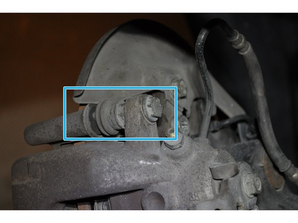 L'étrier de frein possède deux vis de fixation.