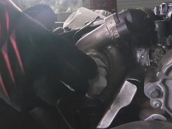 Afin d’éviter l’intrusion de tous corps étrangers placer un chiffon dans l'admission du turbo, dans le trou d’évacuation des vapeurs d'huile et que dans la sortie du filtre à air