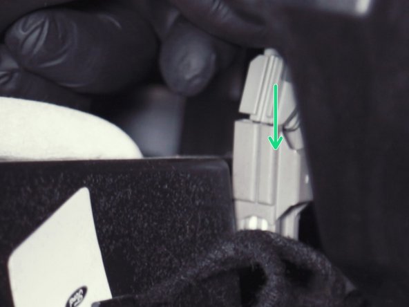 Rebrancher le faisceau électrique derrière la boite à gant