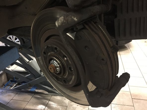 Basculer l'étrier vers le haut pour accéder au plaquettes