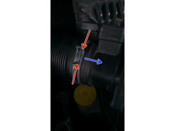 Munissez vous d'une pince multiprise pour dégager le circlips.