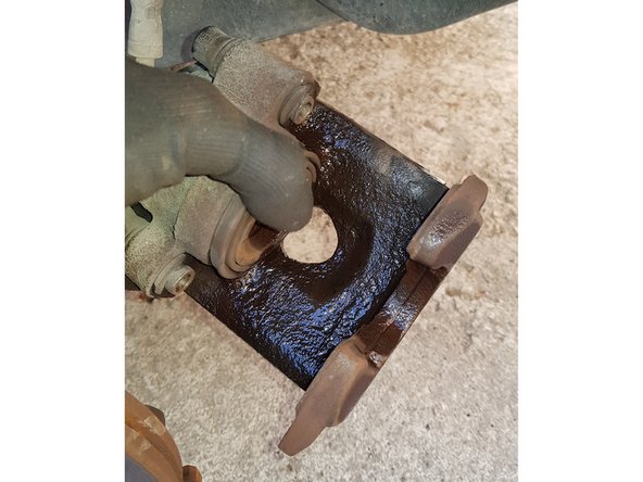 Pulvérisez du nettoyant-frein sur l'étrier pour retirer le plus gros de la poussière.