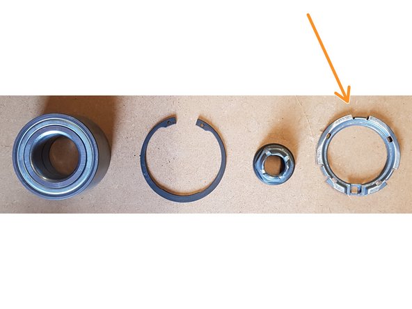 Avec le roulement neuf sont fournis un circlip, un écrou et une bague de fixation du capteur ABS. Je n'ai pas utilisé cette dernière.