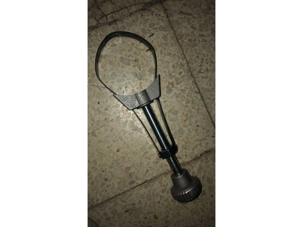 J'utilise une clé à sangle afin de dévisser le filtre