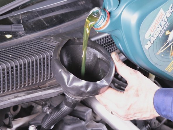 Placer un entonnoir et verser environ 4 litres d'huile