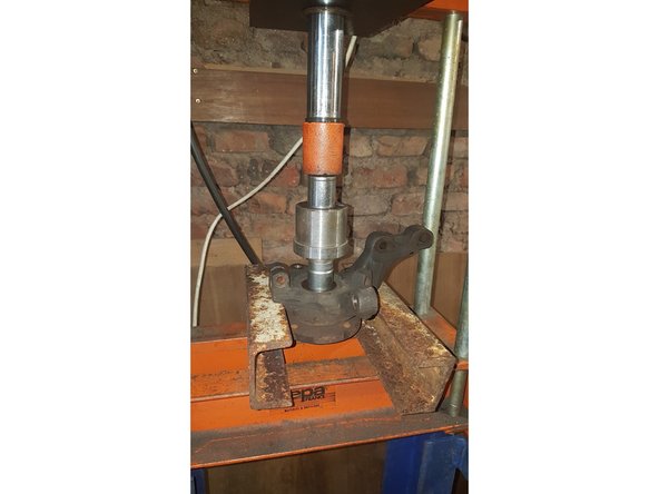 Avec la presse, faites sortir le moyeu