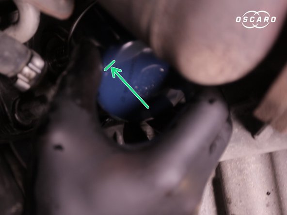 Reposer le nouveau filtre en le serrant bien fort à la main