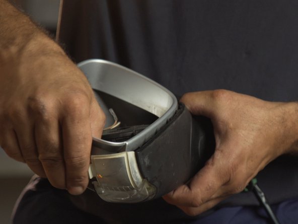 Tirer sur la coque du rétroviseur pour la déposer