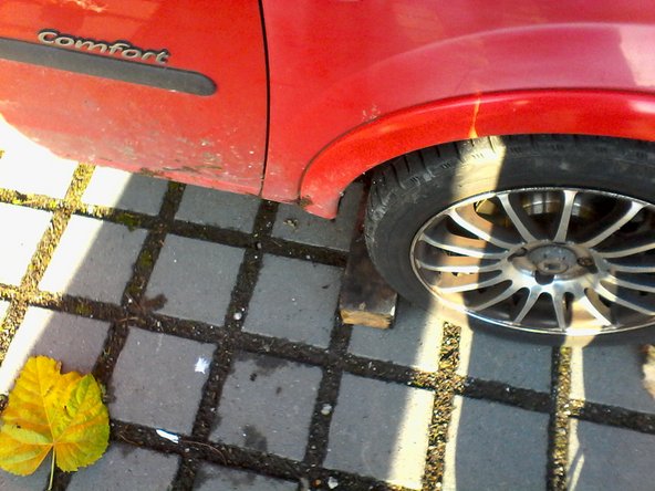 Lever l'arriere du vehicule à l'aide d'un cric et positionner une chandelle des 2 cotés