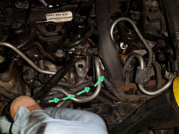 Sortir l'injecteur vers le haut en vous aidant d'une clé plat de 14 pour le faire pivoter en même temps