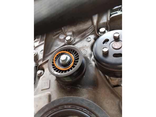 Dévisser le galet enrouleur à l'aide d'une douille de diamètre 13 et déposer le galet