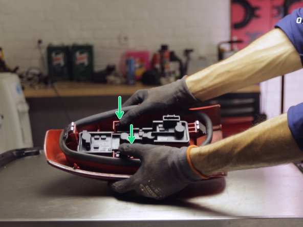 Pour replacer le panneau d'ampoules, presser les deux clips