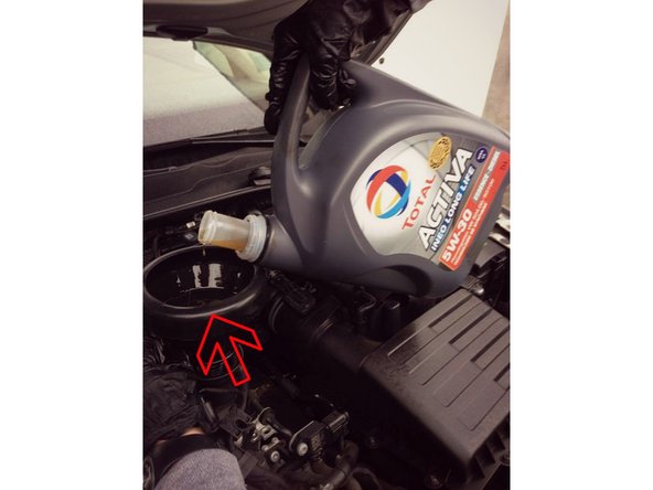 Utilisez si possible un entonnoir avec filtre dessus pour être plus précis et ne pas en mettre partout.