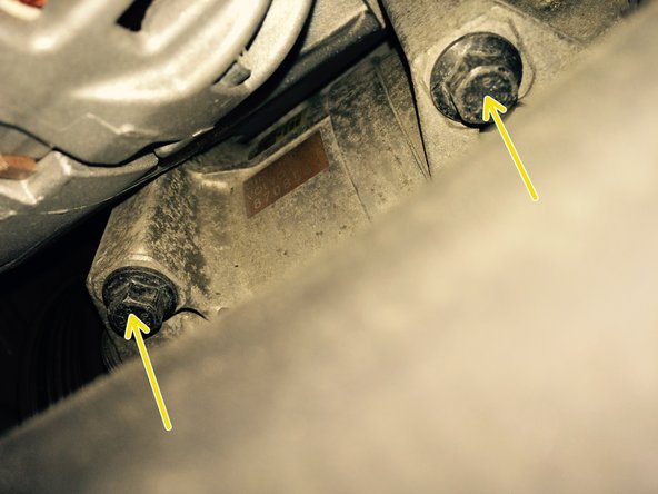 Dévisser complètement les 2 vis supérieures, qui servent aussi à la fixation du compresseur de climatisation.