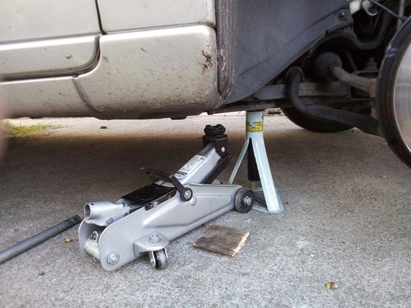 Tout d'abord mettre en sécurité la voiture, lever à l'aide d'un cric.